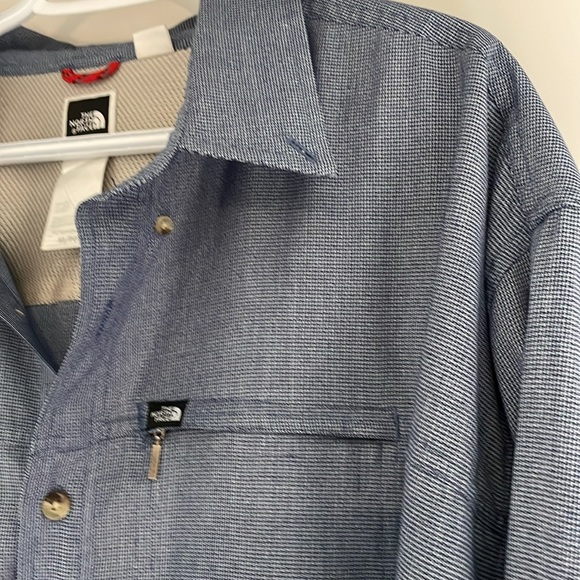 North Face  Activewear Utility  shirt with pockets . - Picture 2 of 9